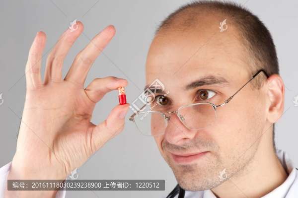 年輕的醫(yī)生看著藥丸