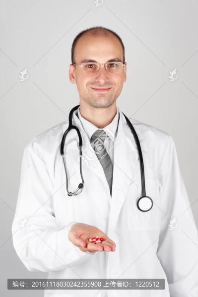 年輕的醫(yī)生提供藥丸