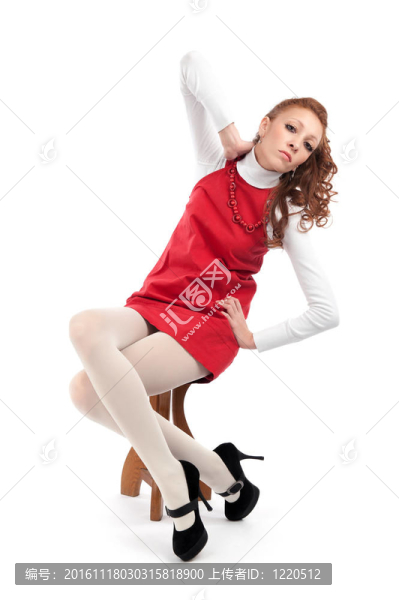 性感女子穿著紅色連衣裙坐在椅子上