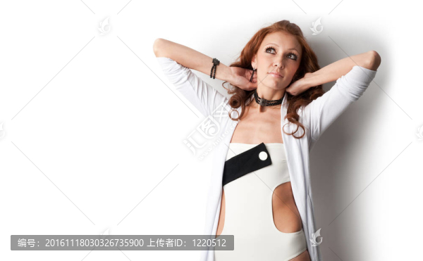 年輕漂亮的女人長的卷發(fā)頭發(fā)