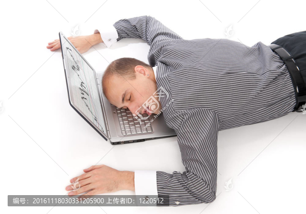 年輕的生意人睡在筆記本電腦上