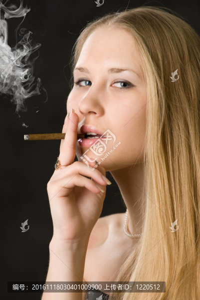 年輕可愛(ài)的女人；吸煙香煙