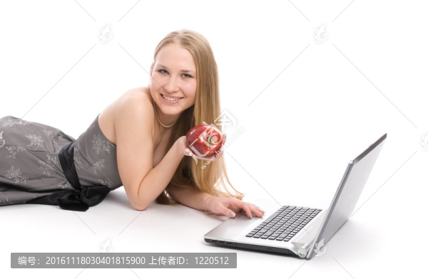 快樂微笑的年輕女孩與筆記本電腦