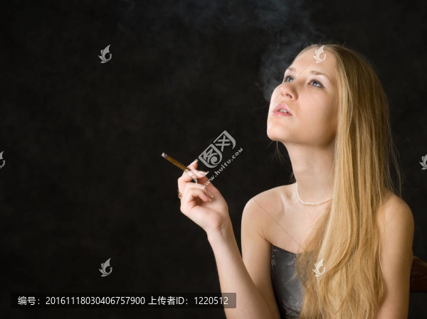 美麗的吸煙的女人