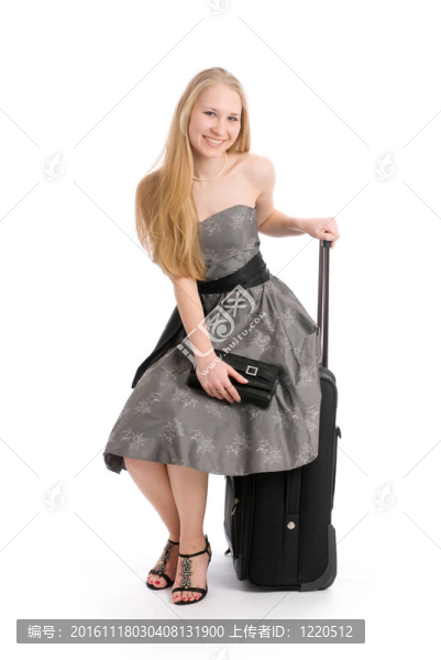 年輕女子與旅行案件孤立的白色背景