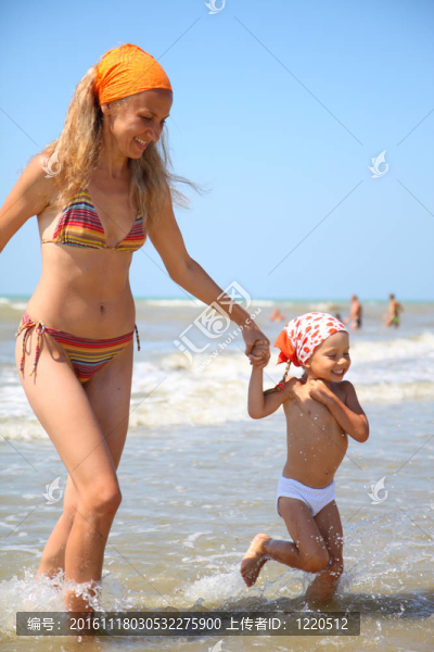 年輕的女人和她的女兒