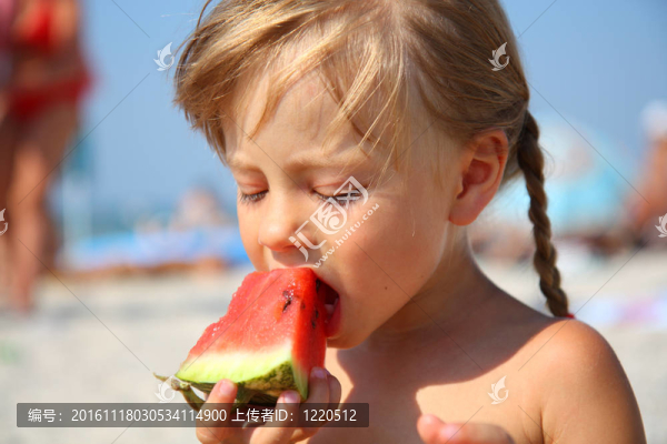 可愛的小女孩夏天吃西瓜