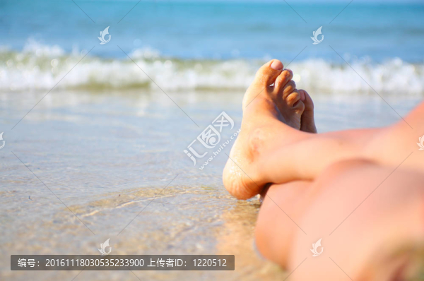 海灘上的女人的腿