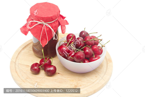 櫻桃果醬與新鮮櫻桃分離白色