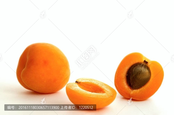 白色地面上的杏