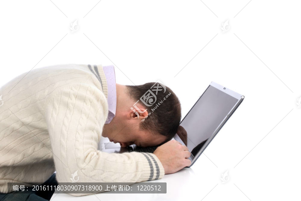 男子睡在他的筆記本電腦上