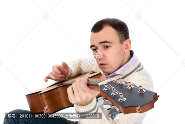 年輕人演奏的吉他
