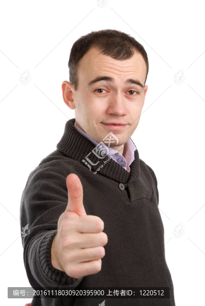 年輕人豎起大拇指