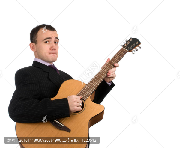 男人彈吉他