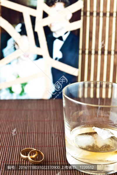 酒精和結(jié)婚戒指的玻璃