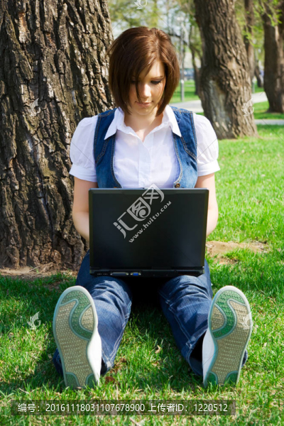 在筆記本電腦上工作的年輕女子