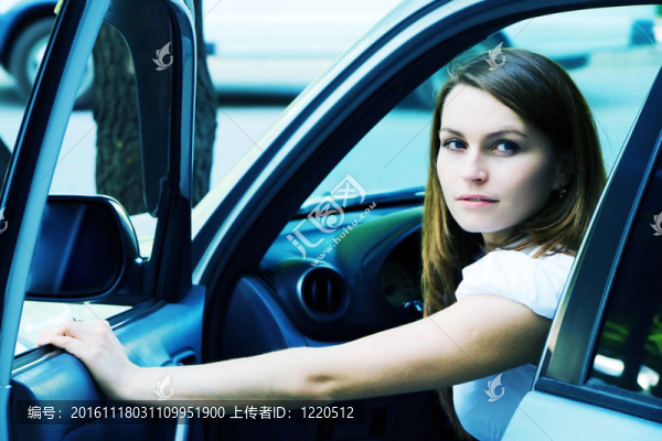 車里的年輕女人