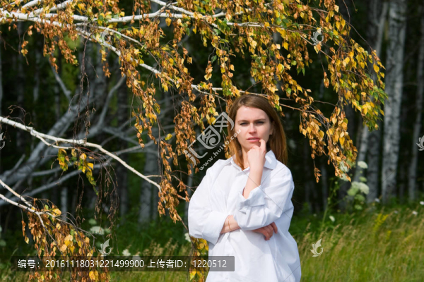 自然的年輕女人