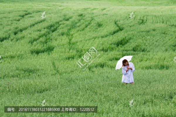 打著雨傘的女人