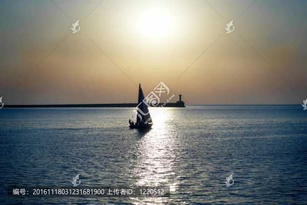 迎著夕陽的風(fēng)帆