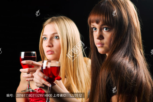 兩個年輕的女人在一個酒吧