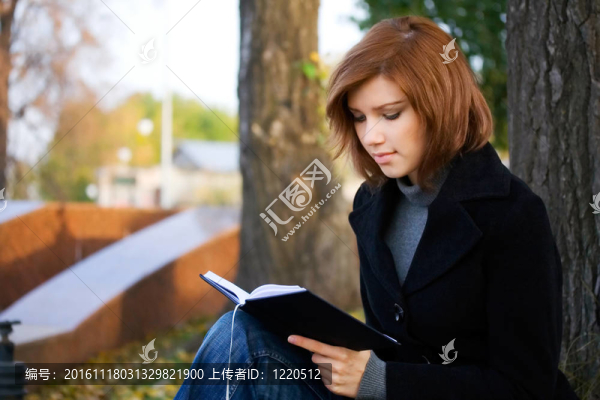 讀一本書的女孩
