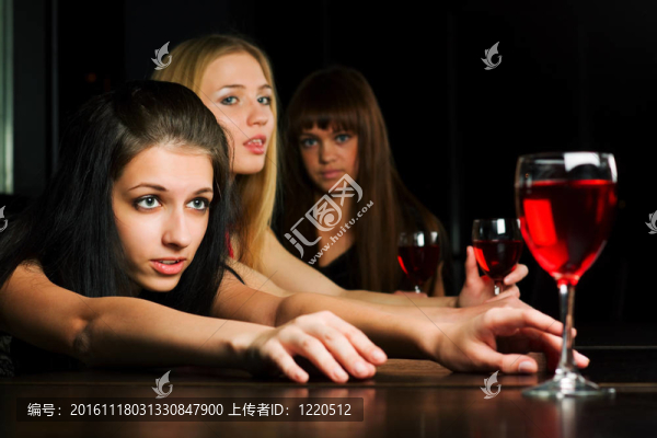 三個(gè)年輕女性在一個(gè)酒吧