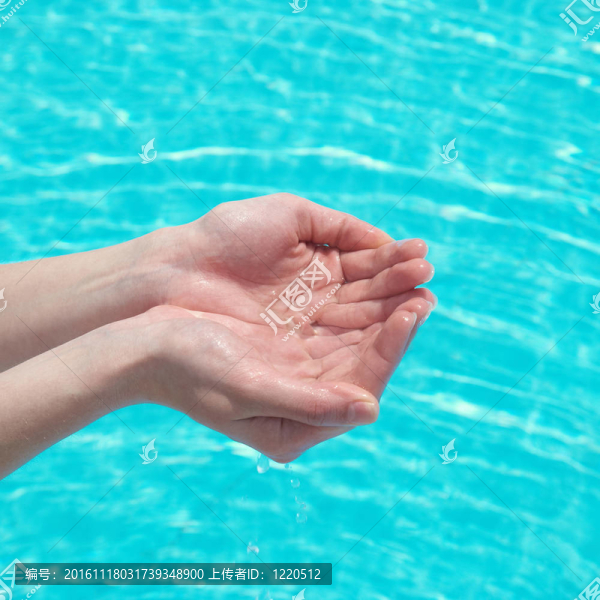 人與水的手