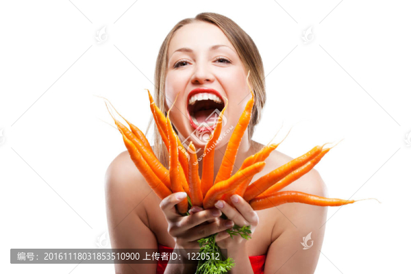 誘人的女人抱著一堆胡蘿卜