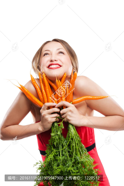 誘人的女人抱著一堆胡蘿卜