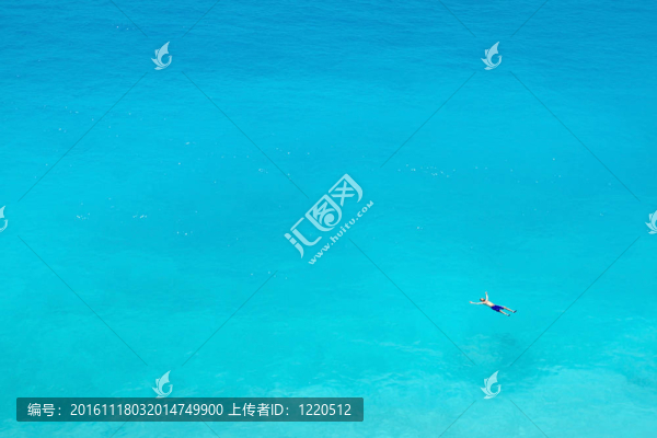 浮在水面上