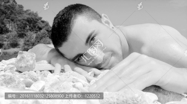 海灘上的有魅力的人