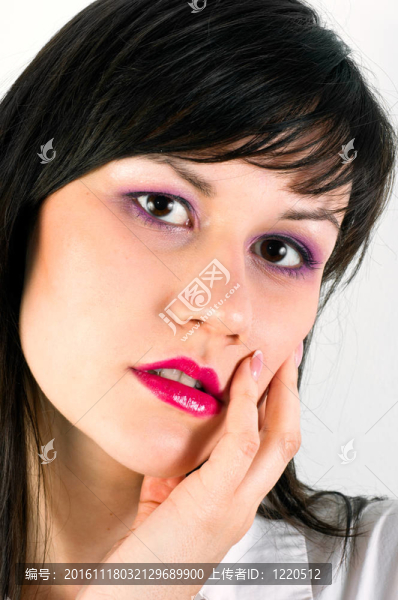 漂亮的年輕女人化妝-匯圖網(wǎng) www.fosd68.com 漂亮的年輕女人化妝