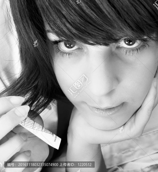 年輕漂亮的女人表現(xiàn)出卷起的錢