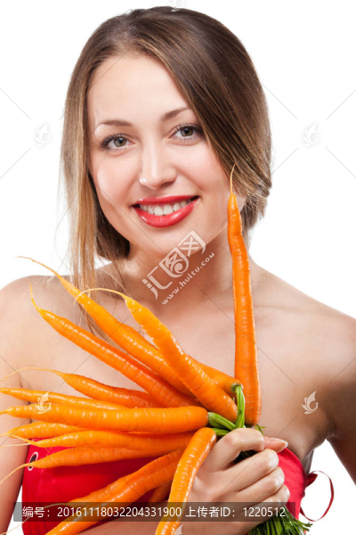 誘人的女人抱著一堆胡蘿卜