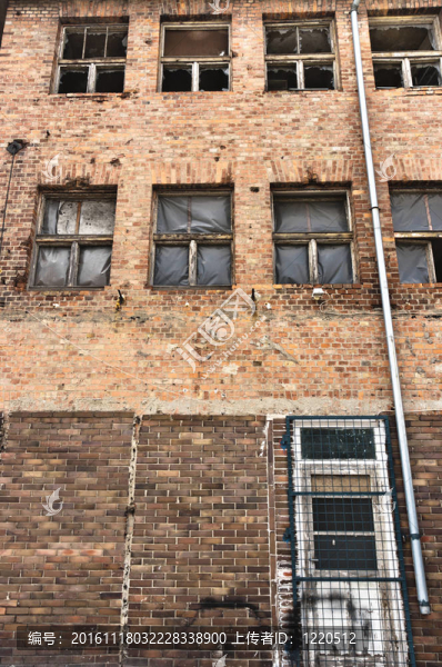 廢棄工業(yè)建筑用磚墻的角度拍攝