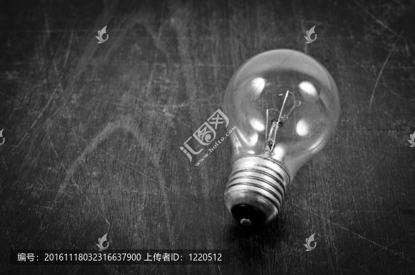 黑白板上的燈泡