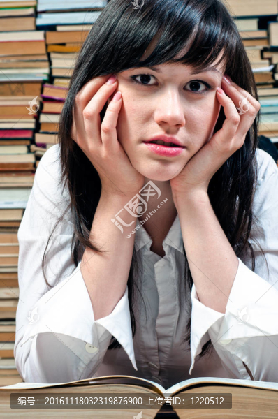 年輕的大學(xué)女孩打開書