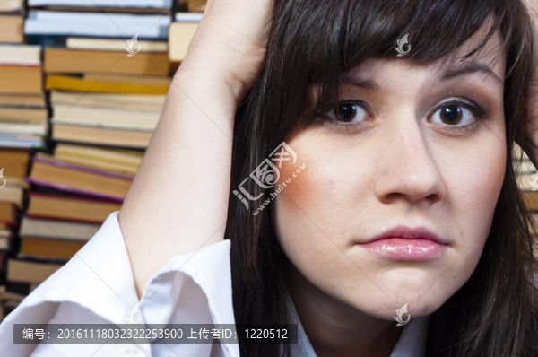 年輕的學(xué)生女孩臉上帶著憂慮的表情