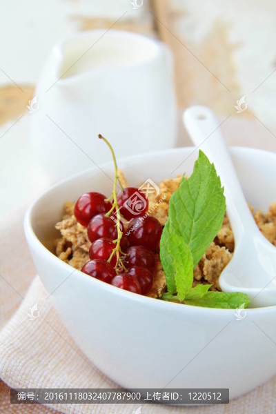 玉米片加牛奶碗