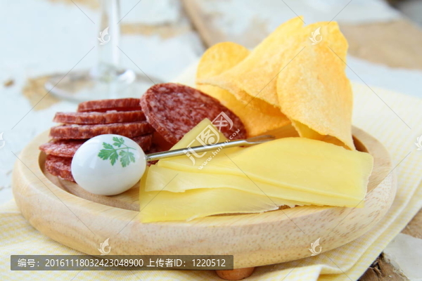意大利臘腸；奶酪和薯?xiàng)l