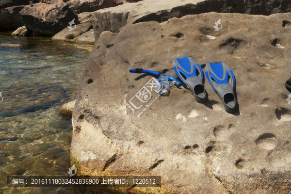 腳蹼和潛水的面具。