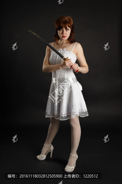 用劍武裝的美麗女孩