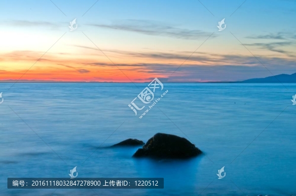 日落海灘上的巖石