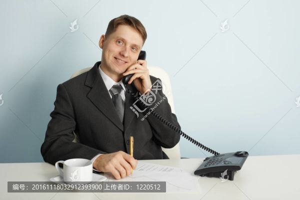 微笑的商人在電話會(huì)談中