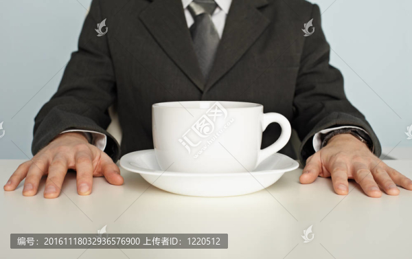 商人桌上的一大杯咖啡