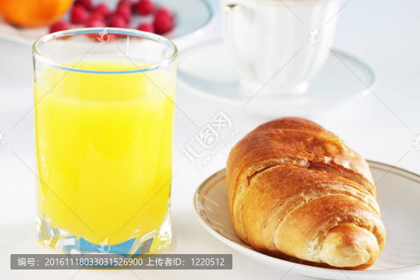 橙汁和牛角包