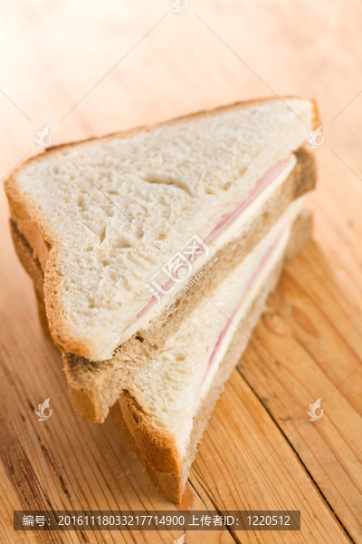 餐桌上的火腿三明治