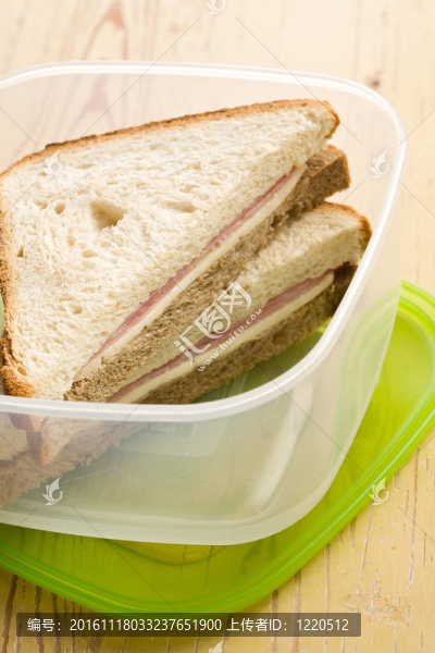 塑料盒中的火腿三明治