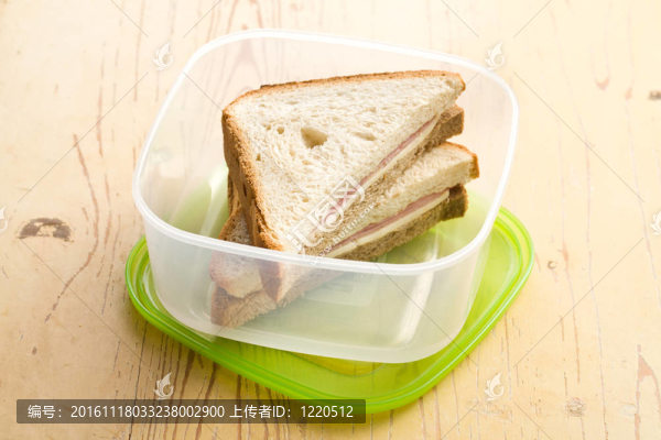 塑料盒中的火腿三明治